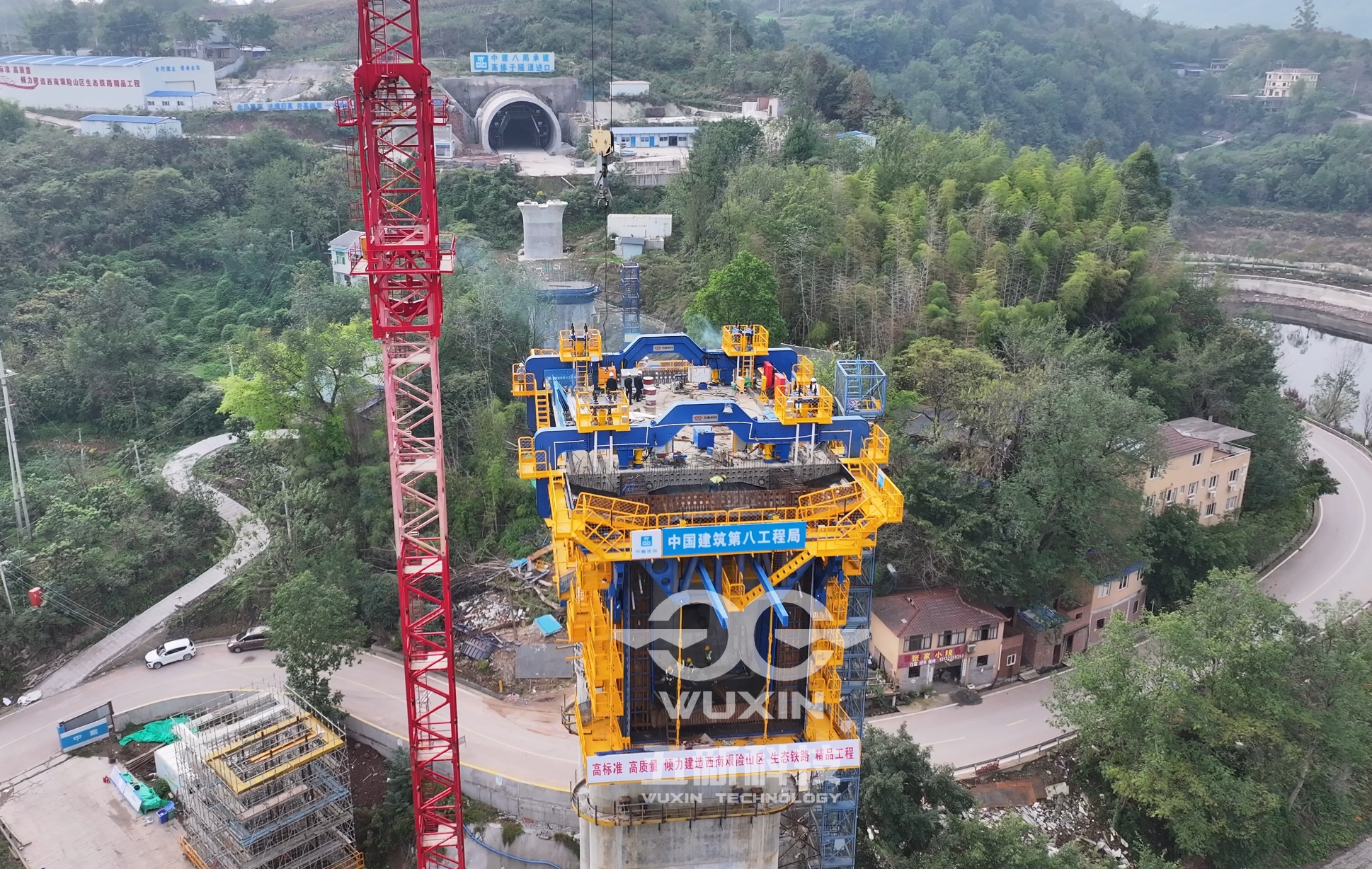 中建八局-渝萬鐵路智能懸臂造橋機(jī)3.jpg