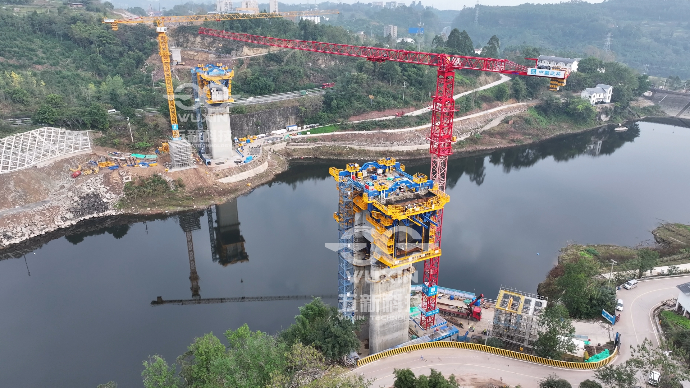 中建八局-渝萬鐵路智能懸臂造橋機(jī)1.jpg