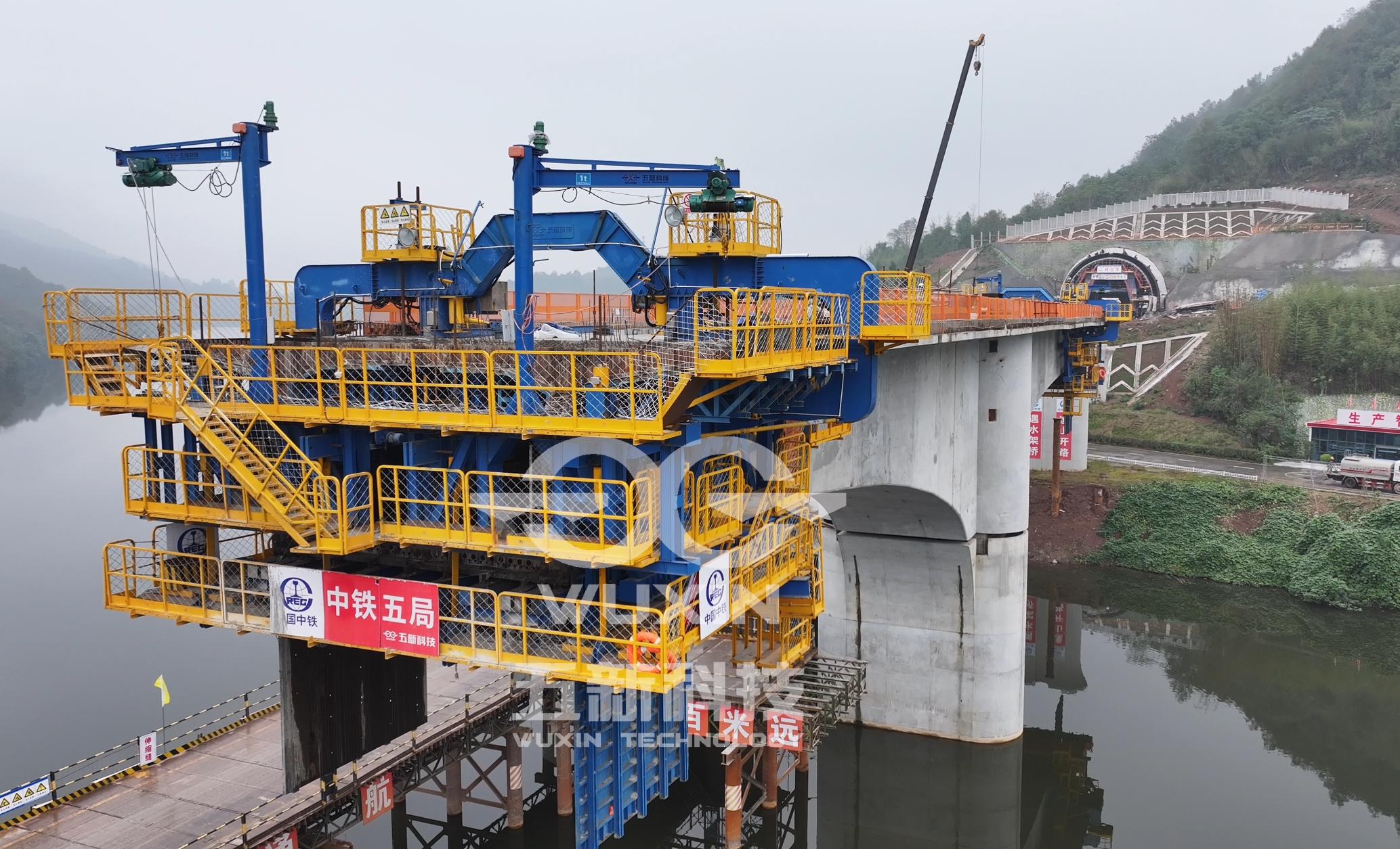 中鐵五局——成渝中線(xiàn)玄天湖大橋——智能懸臂造橋機(jī)4.jpg